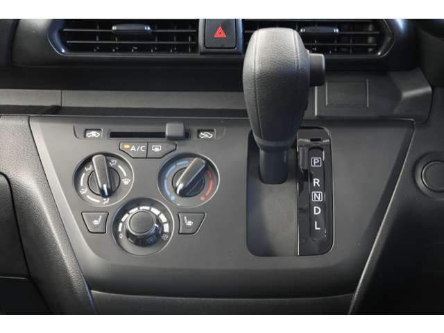 インパネCVTシフトレバーです。エアコンは操作しやすいダイヤル式スイッチです。