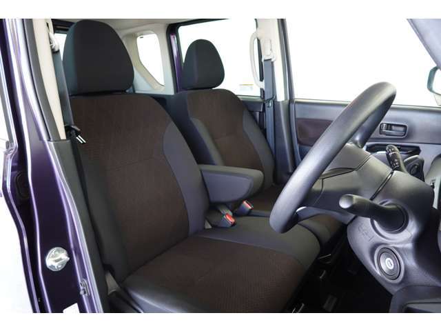 フロントシートはアームレスト付きベンチシートです