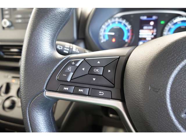 マルチインフォメーションディスプレイの操作とCDチューナーを操作できるステアリングスイッチです。