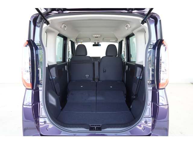 リヤシートを倒した荷室の画像です。