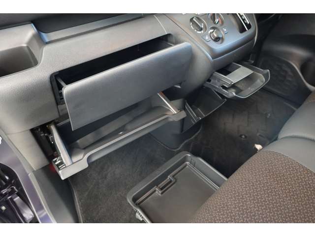 各収納スペース、トレイの画像です。