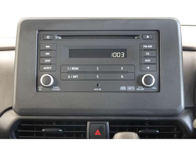 シンプルで操作が簡単な純正CD一体型AM/FM電子チューナーラジオです。