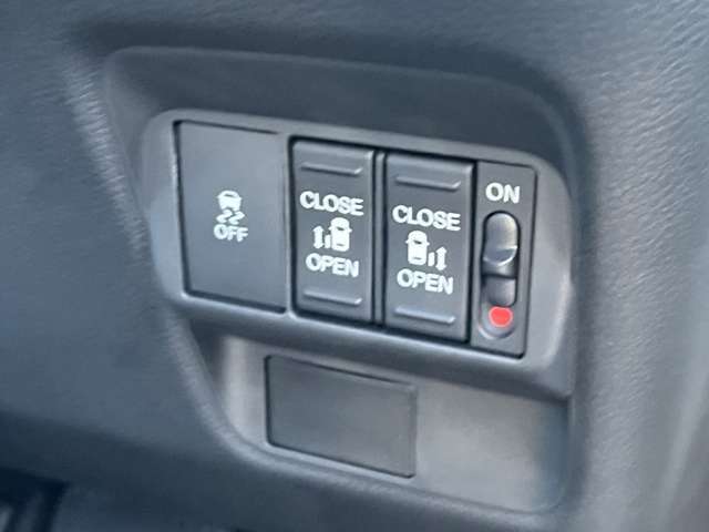 運転席から後部座席のドアを開けることができます！