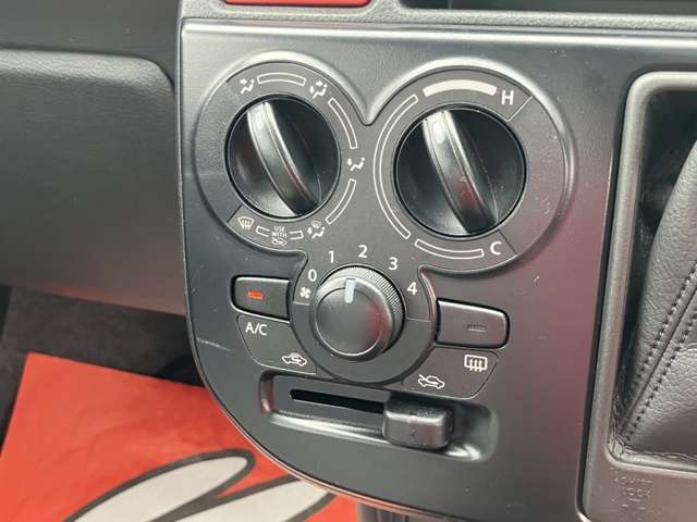 当店では、自社で買取した厳選車両を、多数展示しております。買取直販のため、リーズナブルなお車を多数在庫しております。掘り出し物を探しにいらしてください。