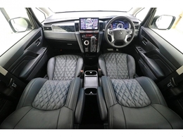 ブラックを基調とした本革シートとバール杢との相性も良いです♪