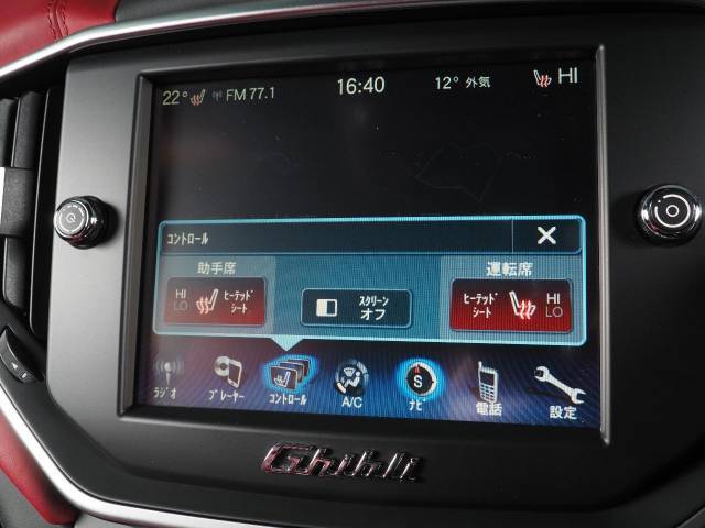 エアコン操作はナビ画面上でタッチで行う事も可能。こちらの画面からシートヒーターも作動出来ます。