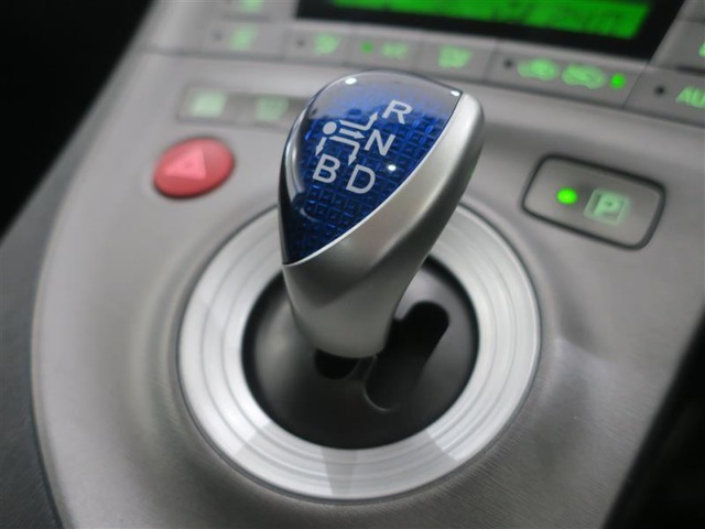 グリップタイプのシフトレバーは操作ミスも少なく安全運転につながります。