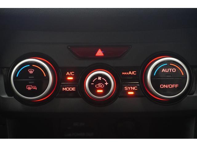左右独立温度調整機能付オートエアコン！乗る人それぞれの体調やお好みに合わせて、運転席・助手席で別々の温度調整が可能です！