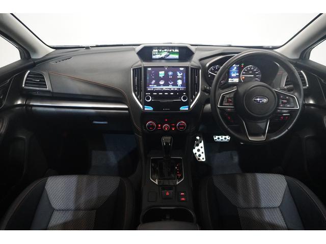 ピラー形状を内側から見た時に実際よりも細く見えるよう工夫して死角の少ない良好な視界を確保！夜間や雨など、さまざまな環境を考慮して視認性を高めています！