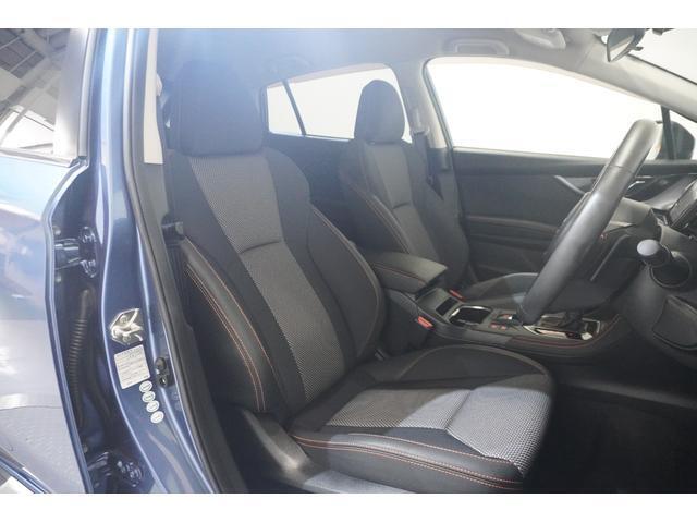 人間工学に基づいた疲れにくいシート！乗員の体重を広い範囲でバランス良く受け止め身体をサポート！道路からの衝撃を吸収する適度な柔らかさ、ロングドライブでの疲れを軽減する適度な硬さなどにも拘っています！