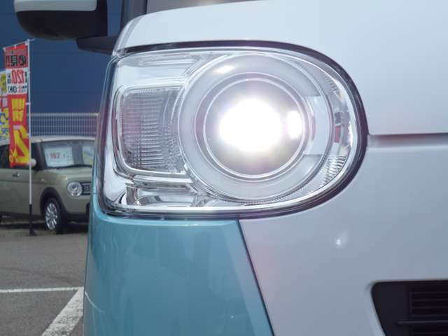 LEDヘッドライトは、点灯の瞬間から最大光量を発揮し、突然暗くなるトンネルなどでの安定感を高めます。