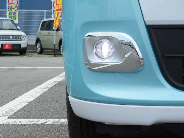 濃霧や大雨、降雪時など、ヘッドライトだけでは視界が悪い状況で、路面を照らし、障害物や路面状況を把握しやすくするフォグランプ。低い位置で地面を照らすので障害物や路面状況を把握しやすくする効果もあります。