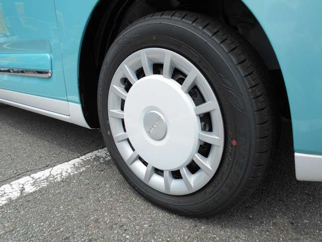 純正14インチホイールです。オートバックスでは豊富なアイテムから、お客様の好みに合ったアルミホイールへのご交換も可能です。お気軽にスタッフにご相談下さい。