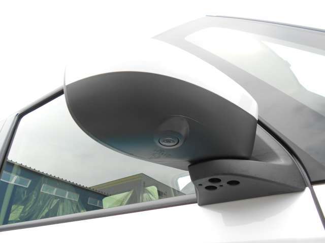 パノラマモニター対応カメラを装備しています♪運転席から見づらい前後左右を、ナビ画面の映像で確認。見通しの悪い交差点や狭い道でのすれ違い、駐車などをサポートします。