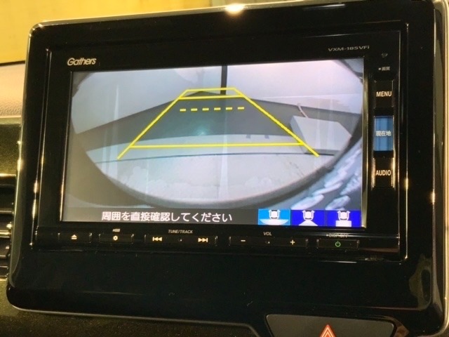 リバースギアに入れるだけで後方の表示へ切り替わります。夜間や雨の日の駐車も楽になりますよ。
