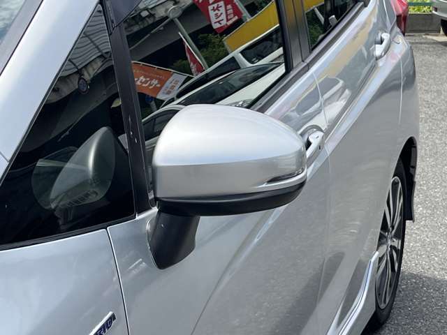 【電動格納ミラー】ドライバーの目線に合わせ、ミラーの上下左右調整が可能です☆