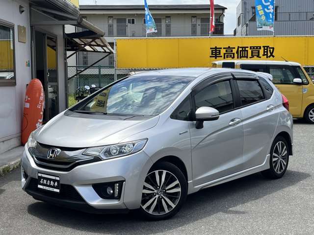自動車の販売を始めて40年の経験を活かし、より良い車をより安くをモットーに内外装は勿論、エンジン、ミッション、電装関係に至るまで1台1台丁寧にチェックしてから仕入れ、充分な試乗と点検をして展示しています