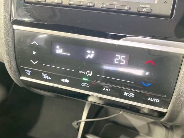 【オートエアコン】一度お好みの温度に設定すれば、車内の温度を検知し風量や温度を自動で調整。暑い…寒い…と何度もスイッチ操作をする必要はありません。快適な車内空間には必須の機能ですね♪