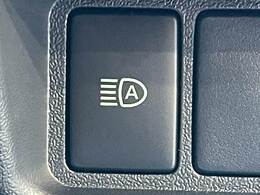 【オートハイビーム】搭載しております。夜間の走行時のヘッドライトの調節を自動で行います。