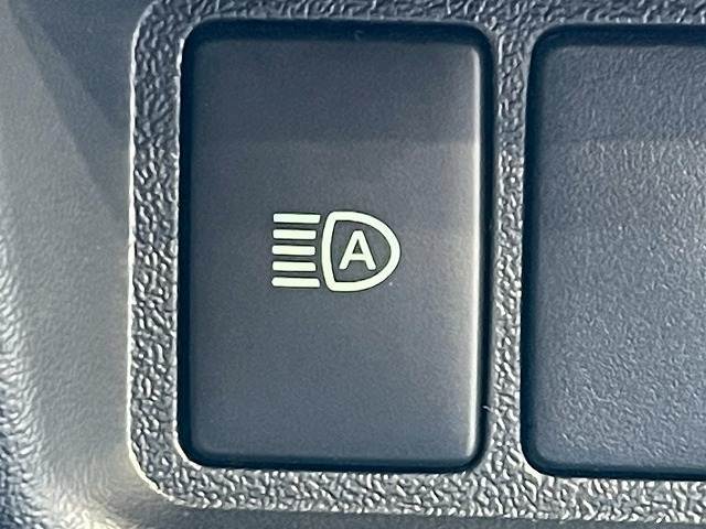 【オートハイビーム】搭載しております。夜間の走行時のヘッドライトの調節を自動で行います。