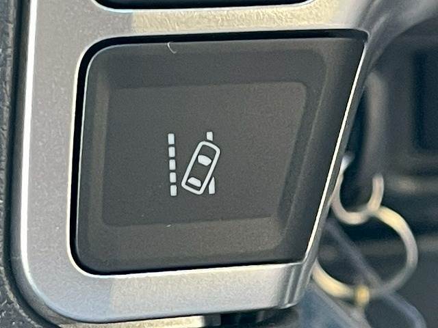 【車線逸脱警報システム（LDW）】高速走行時、前方の車線を監視し、車線を逸脱しそうになると表示や警報で注意を促します☆