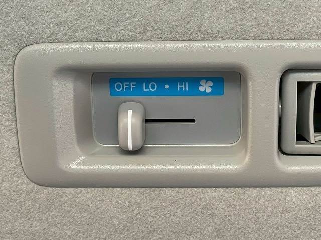 Wエアコン装備。家族や仲間とのドライブも快適空間で盛り上がりますね。