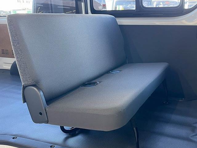 セカンドシートはリクライニング可能でくつろぎの空間。大人二人が乗っても十分なスペースが確保されております