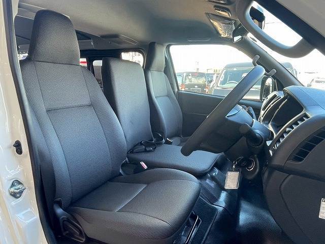 各ブランドのシートカバーの取り扱いもございます。また、弊社オリジナルフロアマットもご用意しております