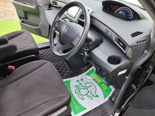 運転席足元の画像です。