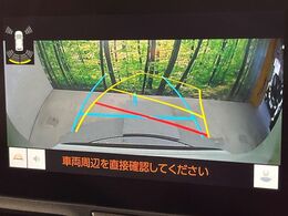 【バックカメラ】駐車時に後方がリアルタイム映像で確認できます。大型商業施設や立体駐車場での駐車時や、夜間のバック時に大活躍！運転スキルに関わらず、今や必須となった装備のひとつです！