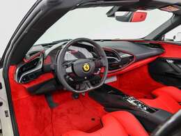 内装はRossoを選択しております。ダッシュボード上部はブラックになっており、ツートンインテリアカラーとなっております。弊社ではクリーニングを実施し、清潔な状態でデリバリーさせて頂きます。