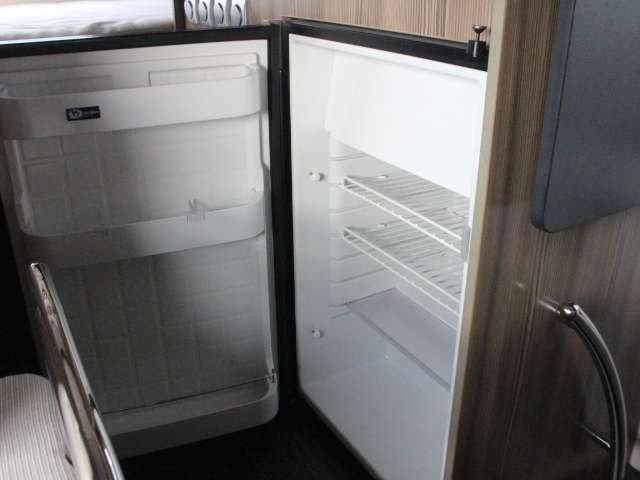 90L冷蔵庫です！いつでも冷たい飲み物をお飲みいただけますよ♪12Vサブバッテリーより電力供給しています。