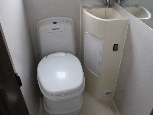 カセット式トイレです。普段から使用することは少ないかもしれませんが、あると安心出来ますね♪