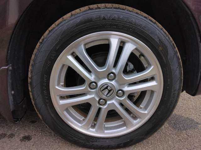 タイヤの溝がない中古車でもご予算におおじて外国製、国産製の中から大手量販店よりも安く納車までに交換できます。お気軽にお問い合わせください