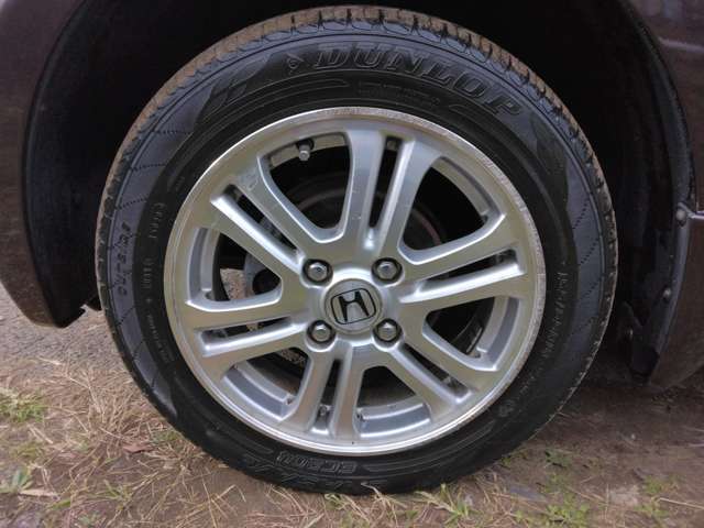 タイヤの溝がない中古車でもご予算におおじて外国製、国産製の中から大手量販店よりも安く納車までに交換できます。お気軽にお問い合わせください