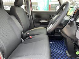【運転席】座り心地が良いシートなので長時間の運転でも快適にお過ごしいただけます。新品のフロアマットのご注文も可能です。掲載箇所以外にご希望の写真がございましたらお気軽にお問い合わせ下さい。