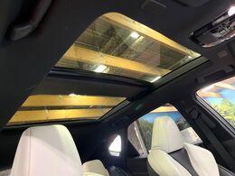 【パノラマルーフ】大型のガラスルーフ搭載で車内の解放感が一気にアップ！開放的なドライブをお楽しみいただけます。