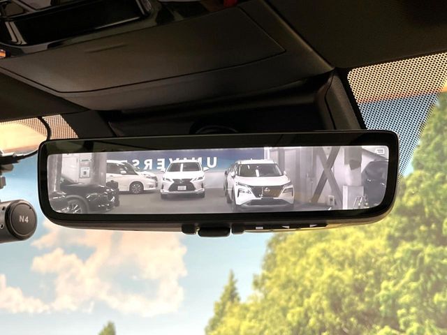【デジタルインナーミラー】後席の大きな荷物や同乗者で後方が確認しづらい時でも安心！カメラが撮影した車両後方の映像をルームミラー内に表示。クリアな視界で状況の確認が可能です！