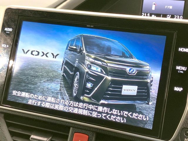 【純正10型ナビ】人気の大型10インチナビを装備。存在感のある大画面はインパクト大！ナビ利用時のマップ表示は見やすく、テレビやDVDは臨場感がアップ！いつものドライブがグッと楽しくなります♪