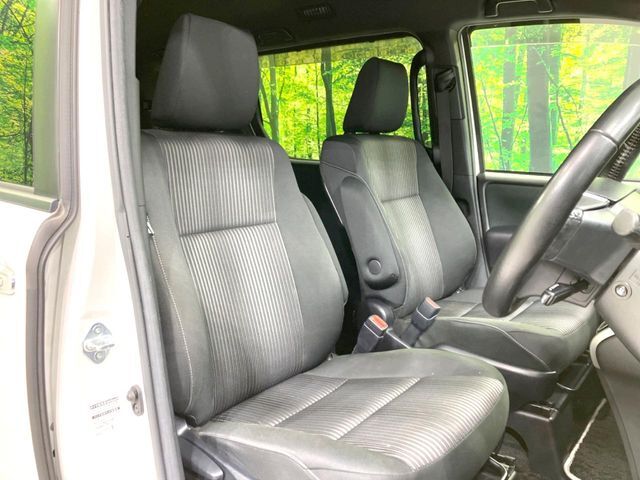 運転席シート廻りは使用感も少なく、良好な状態となっています。丁寧に使われていたことがよくわかりますね。