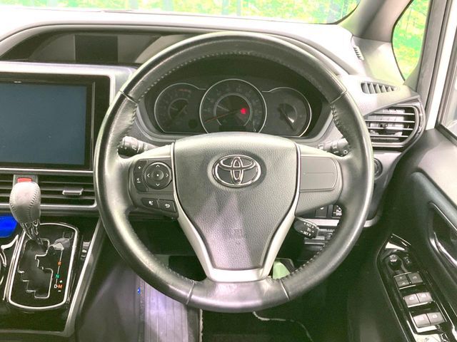 【純正革巻きステアリング】上質な革を使用することで、手にしっかり馴染みとても運転しやすいハンドルです♪