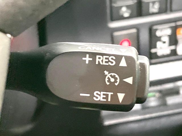 【クルーズコントロール】高速道路もラクラク走行。アクセルを離しても一定速度で走行ができ、長距離運転時の負担を軽減！加速・減速も簡単なスイッチ操作で調整できます。
