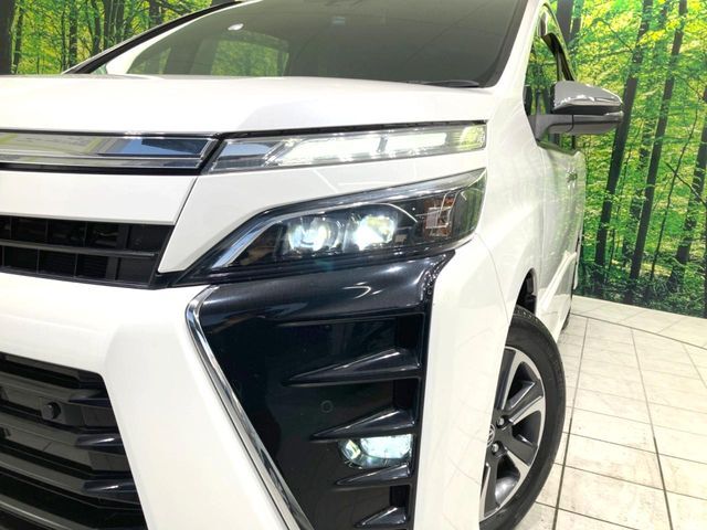 【LEDヘッドライト】悪天候や夜間走行時も良好な視界を確保し安心して運転できる高輝度LEDヘッドライトを装備！点灯速度が早く、消費電力も抑えられています。