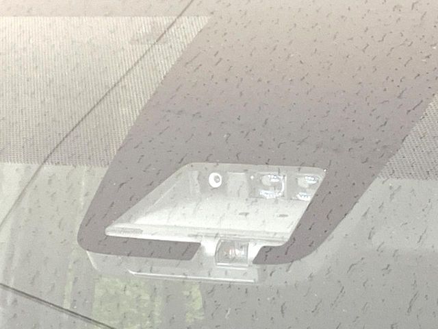 【トヨタセーフティセンス】走行中に前方の車両等を認識し、衝突しそうな時は警報とブレーキで衝突回避と被害軽減をアシスト。より安全にドライブをお楽しみいただけます。