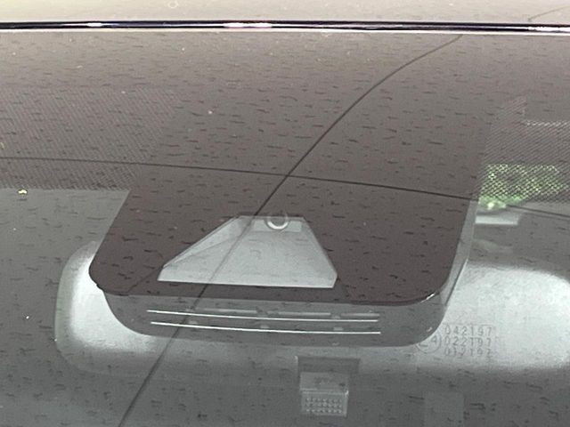 【トヨタセーフティセンス】走行中に前方の車両等を認識し、衝突しそうな時は警報とブレーキで衝突回避と被害軽減をアシスト。より安全にドライブをお楽しみいただけます。