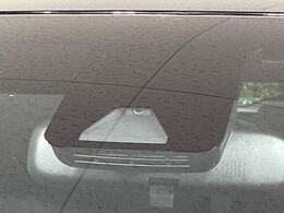 【トヨタセーフティセンス】走行中に前方の車両等を認識し、衝突しそうな時は警報とブレーキで衝突回避と被害軽減をアシスト。より安全にドライブをお楽しみいただけます。