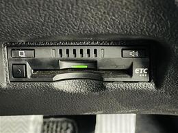 【ETC】有料道路を利用する際に料金所で停止することなく通過できる、ETC車載器（ノンストップ自動料金収受システム機器）が装備されています。セットアップを行うことで利用可能になります。