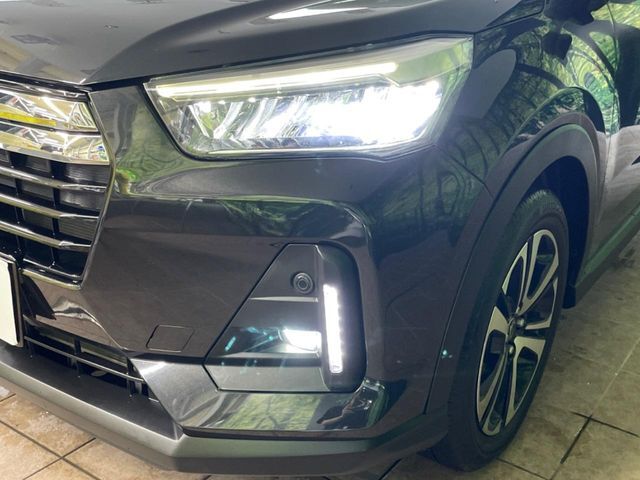 【LEDヘッドライト】悪天候や夜間走行時も良好な視界を確保し安心して運転できる高輝度LEDヘッドライトを装備！点灯速度が早く、消費電力も抑えられています。