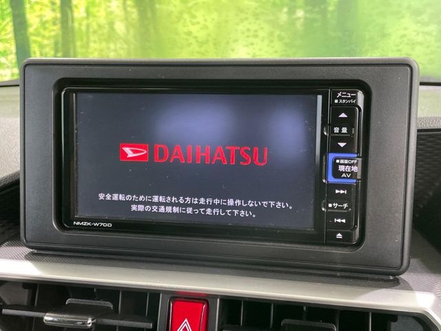 【純正ナビ】人気の純正ナビを装備しております。ナビの使いやすさはもちろん、オーディオ機能も充実！キャンプや旅行はもちろん、通勤や買い物など普段のドライブも楽しくなるはず♪
