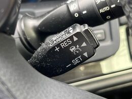 【レーダークルーズコントロール】高速道路での長距離走行が楽に！！自動で速度を保つクルーズコントロールが、衝突軽減システムと連携し、前方の車両を感知して車間を保つように速度調節してくれます！！